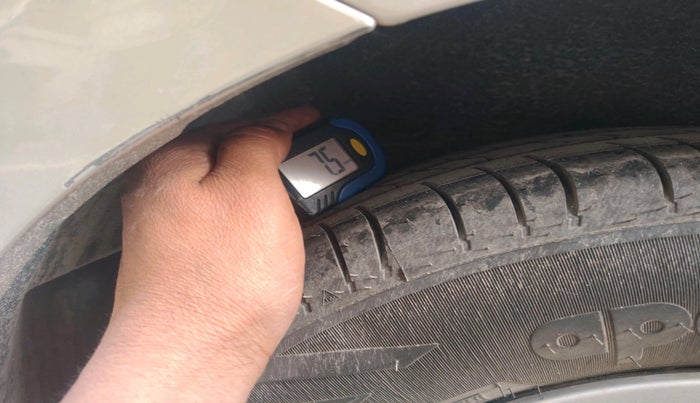 2011 Hyundai i10 SPORTZ 1.2 AT, Petrol, Automatic, 40,229 km, tyre