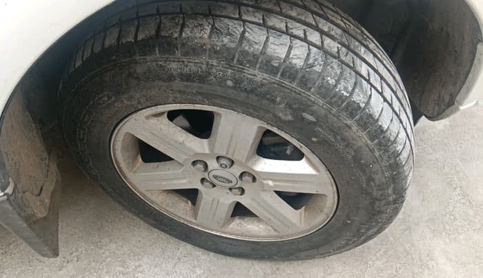 2013 Landrover Freelander 2 TD4 SE, Diesel, Automatic, 1,36,641 km, tyre