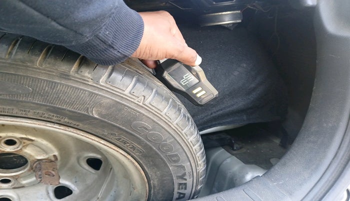 2015 Maruti Alto K10 VXI AMT, CNG, Automatic, 634 km, tyre