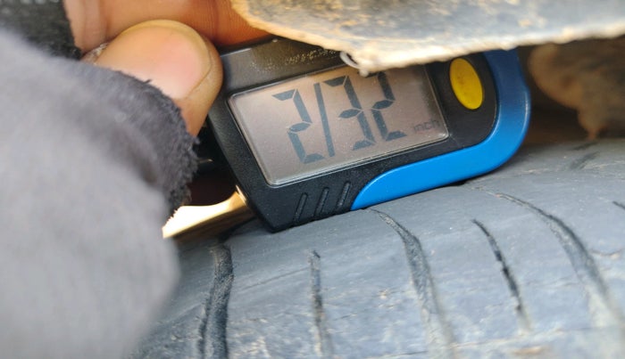 2013 Hyundai Eon ERA +, Petrol, Manual, 1,13,977 km, tyre