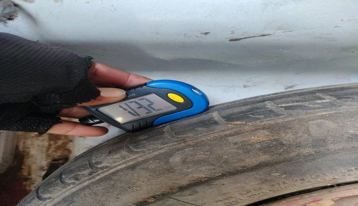 2013 Hyundai Eon ERA +, Petrol, Manual, 1,13,977 km, tyre