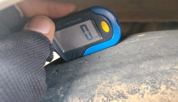 2013 Hyundai Eon ERA +, Petrol, Manual, 1,13,977 km, tyre