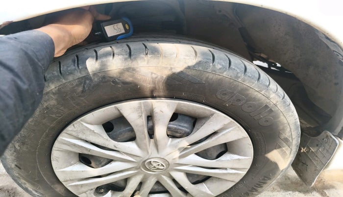 2013 Toyota Innova 2.5 GX 8 STR, Diesel, Manual, 3,98,362 km, tyre