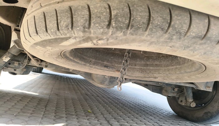 2013 Toyota Innova 2.5 GX 8 STR, Diesel, Manual, 3,98,362 km, tyre