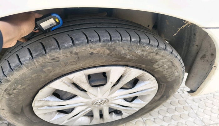 2013 Toyota Innova 2.5 GX 8 STR, Diesel, Manual, 3,98,362 km, tyre