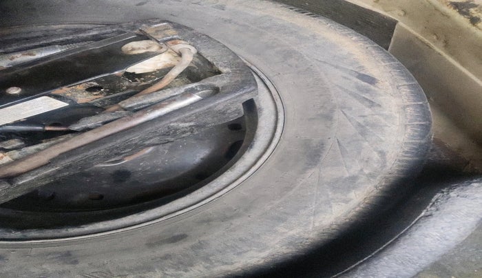 2011 Volkswagen Vento TRENDLINE 1.6, Petrol, Manual, 1,37,747 km, tyre