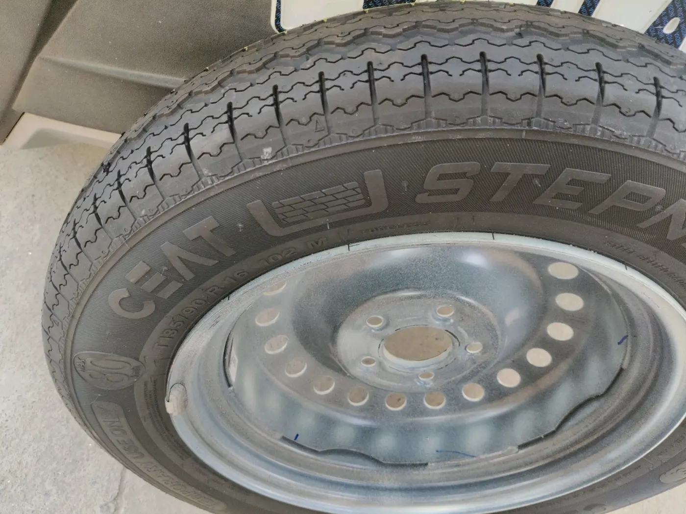 2024 Mahindra XUV 3XO AX5 1.2 L TCMPFI AT, Petrol, Automatic, 34,443 km, tyre