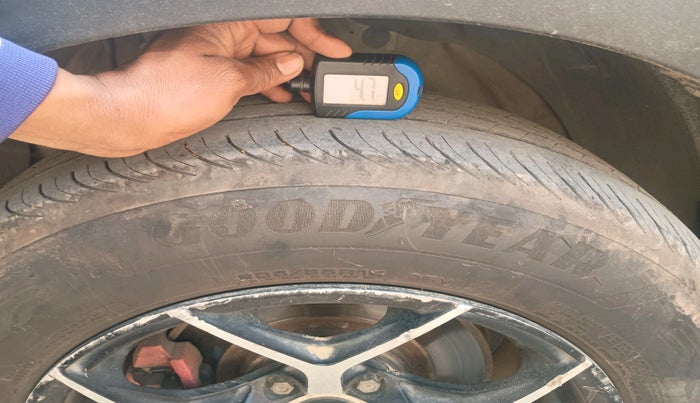 2019 Mahindra XUV300 W6 1.5 DIESEL, Diesel, Manual, 1,08,477 km, tyre