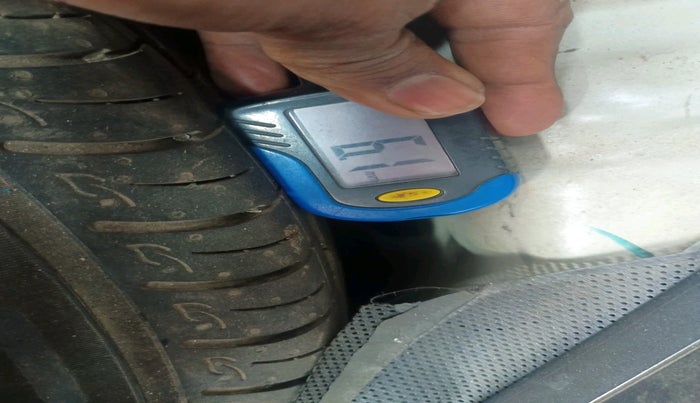 2019 Mahindra XUV300 W6 1.5 DIESEL, Diesel, Manual, 1,08,477 km, tyre