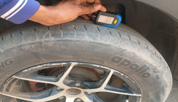 2019 Mahindra XUV300 W6 1.5 DIESEL, Diesel, Manual, 1,08,477 km, tyre