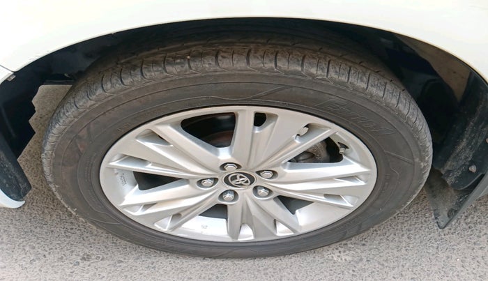 2016 Toyota Innova Crysta 2.4 ZX 7 STR, Diesel, Manual, 91,570 km, tyre