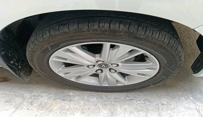 2016 Toyota Innova Crysta 2.4 ZX 7 STR, Diesel, Manual, 91,570 km, tyre