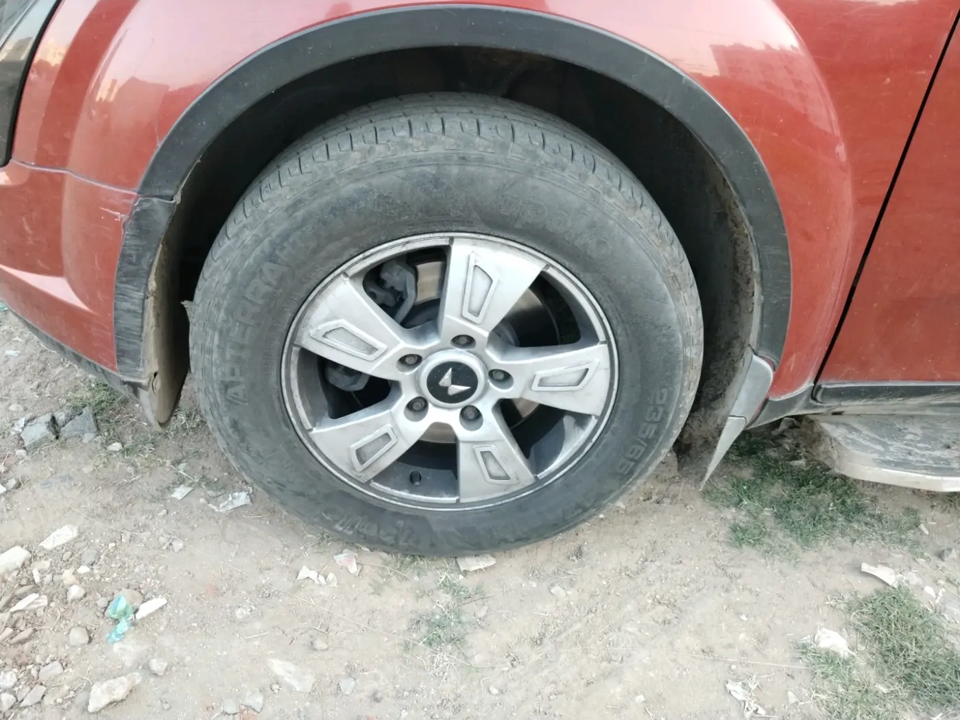 2016 Mahindra XUV500 W6, Diesel, Manual, 1,06,580 km, tyre