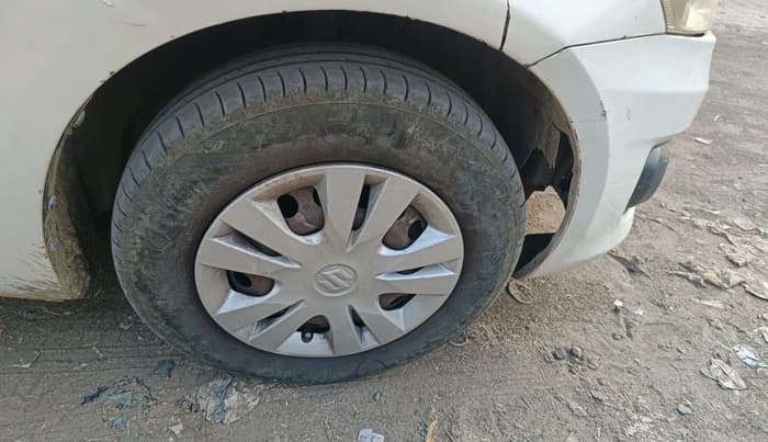 2015 Maruti Swift Dzire VDI, Diesel, Manual, 2,34,920 km, tyre