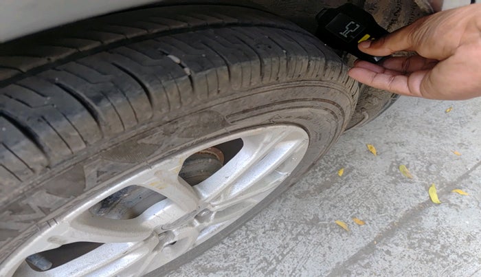 2018 Maruti Swift ZXI AMT, CNG, Automatic, 1,15,679 km, tyre