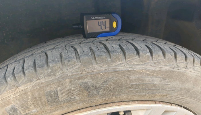 2011 Maruti Swift VXI, Petrol, Manual, 1,20,296 km, tyre