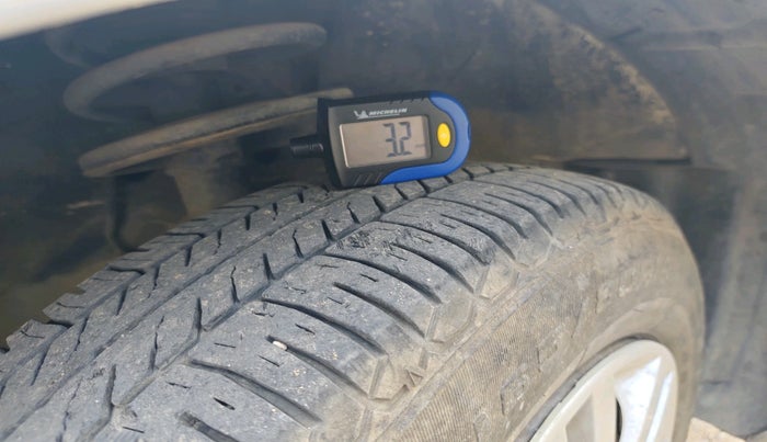 2011 Maruti Swift VXI, Petrol, Manual, 1,20,296 km, tyre