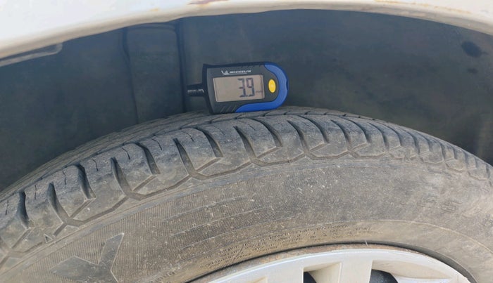 2011 Maruti Swift VXI, Petrol, Manual, 1,20,296 km, tyre