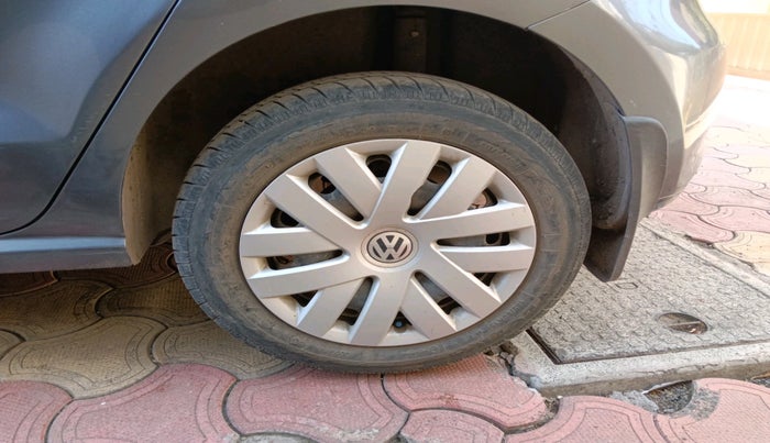 2014 Volkswagen Polo COMFORTLINE 1.2L, Petrol, Manual, 53,551 km, tyre