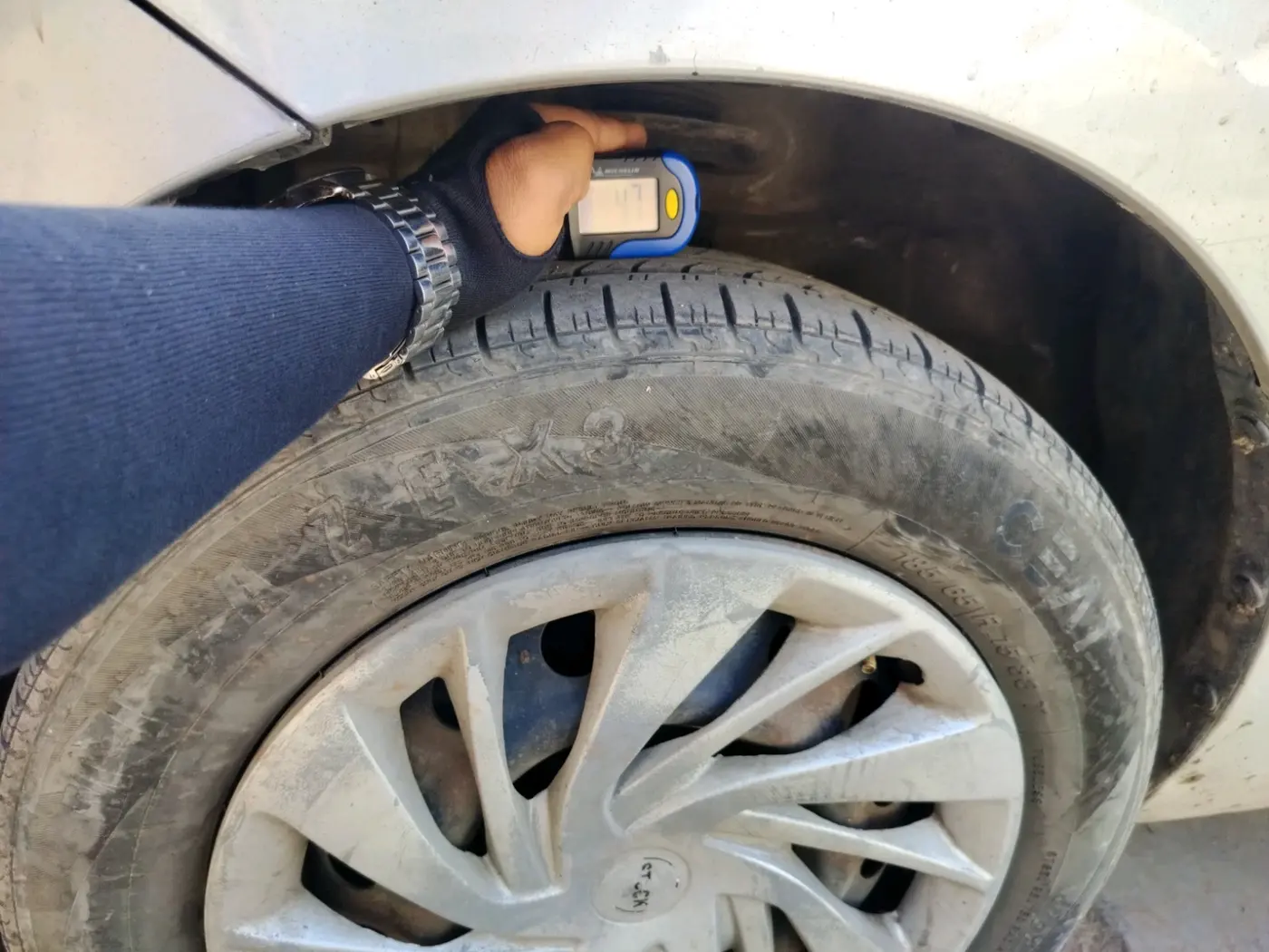 2017 Maruti Ertiga VXI, CNG, Manual, 1,74,105 km, tyre