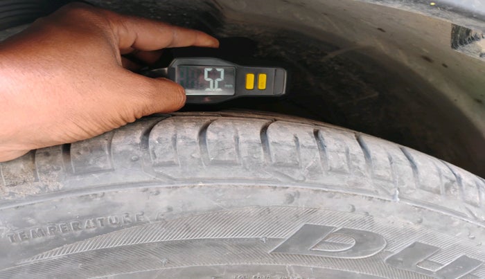 2021 Mahindra XUV300 W8 (O) 1.2 PETROL, Petrol, Manual, 97,910 km, tyre