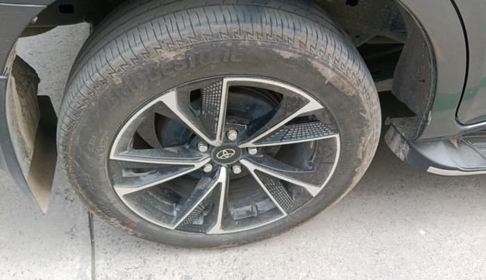 2022 Toyota Innova Crysta 2.4 ZX AT 7 STR, Diesel, Automatic, 66,280 km, tyre