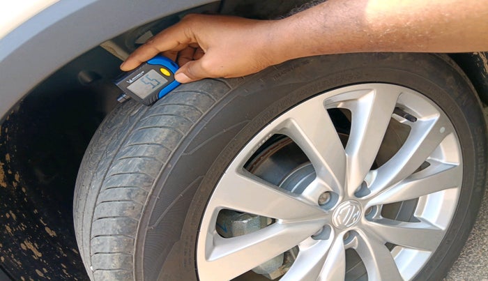 2025 MG ASTOR Shine 1.5 MT (Ivory), Petrol, Manual, 3,784 km, tyre