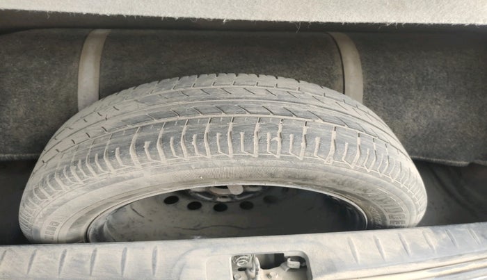 2013 Toyota Etios Liva V, CNG, Manual, 1,80,558 km, tyre