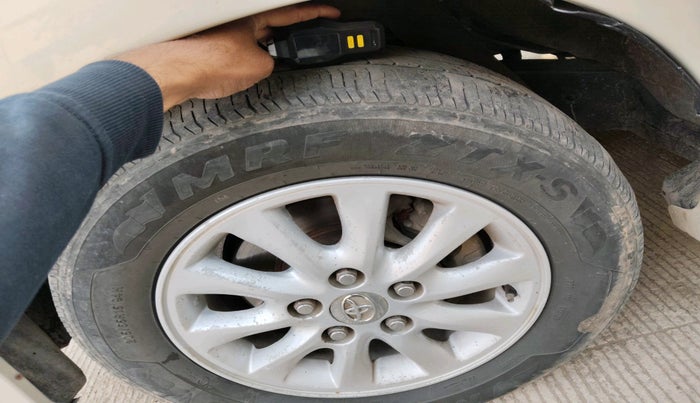 2013 Toyota Innova 2.5 GX 8 STR, Diesel, Manual, 2,23,425 km, tyre