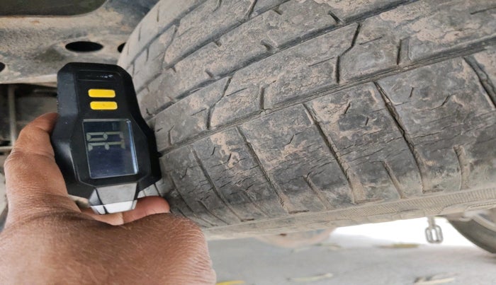 2013 Toyota Innova 2.5 GX 8 STR, Diesel, Manual, 2,23,425 km, tyre