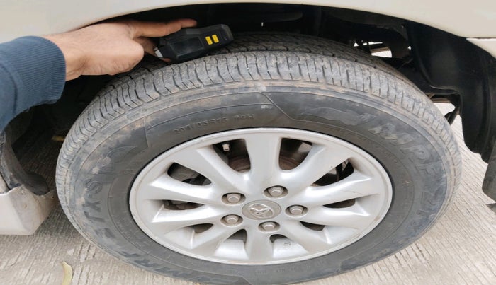 2013 Toyota Innova 2.5 GX 8 STR, Diesel, Manual, 2,23,425 km, tyre