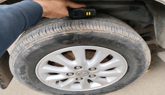 2013 Toyota Innova 2.5 GX 8 STR, Diesel, Manual, 2,23,425 km, tyre