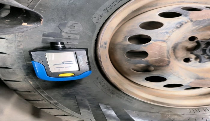 2016 Hyundai Grand i10 SPORTZ 1.2 KAPPA VTVT, CNG, Manual, 1,28,528 km, tyre