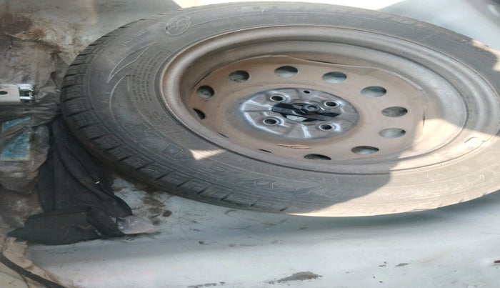 2017 Hyundai Eon ERA +, Petrol, Manual, 75,664 km, tyre