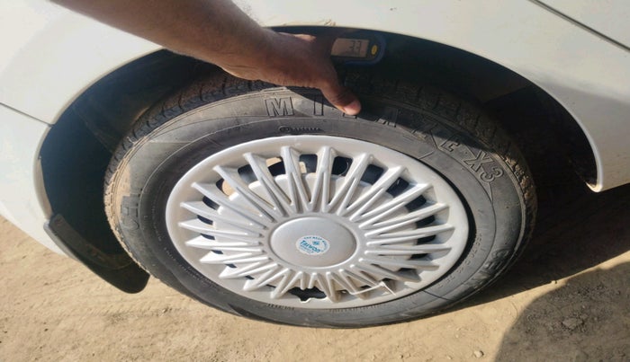 2017 Hyundai Eon ERA +, Petrol, Manual, 75,664 km, tyre