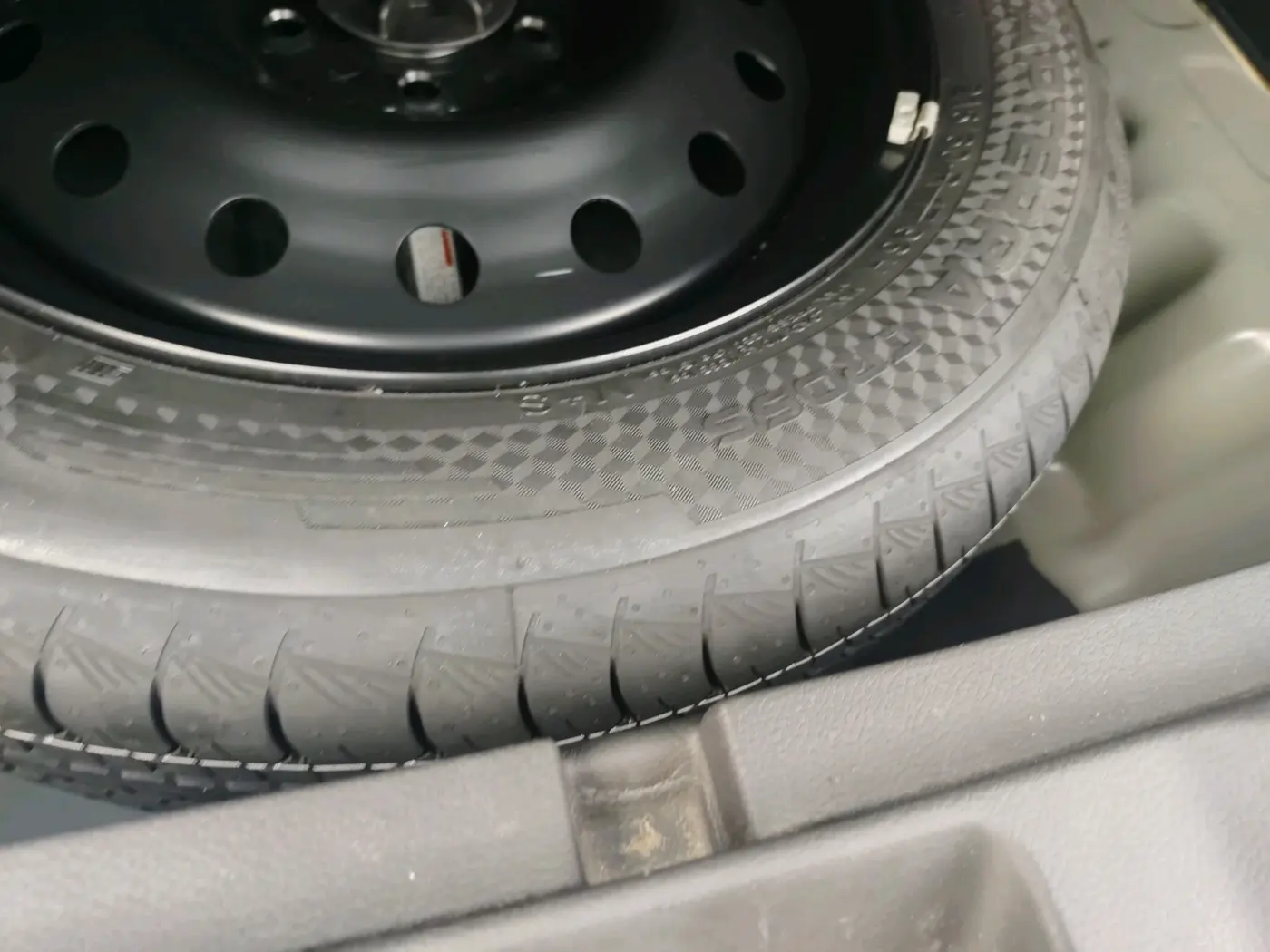 2024 Maruti Grand Vitara ALPHA SMART HYBRID AT, Petrol, Automatic, 17,540 km, tyre