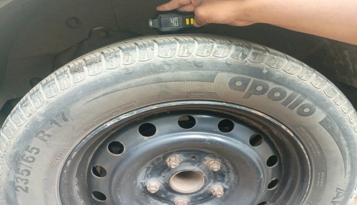 2017 Mahindra XUV500 W6, Diesel, Manual, 1,20,092 km, tyre