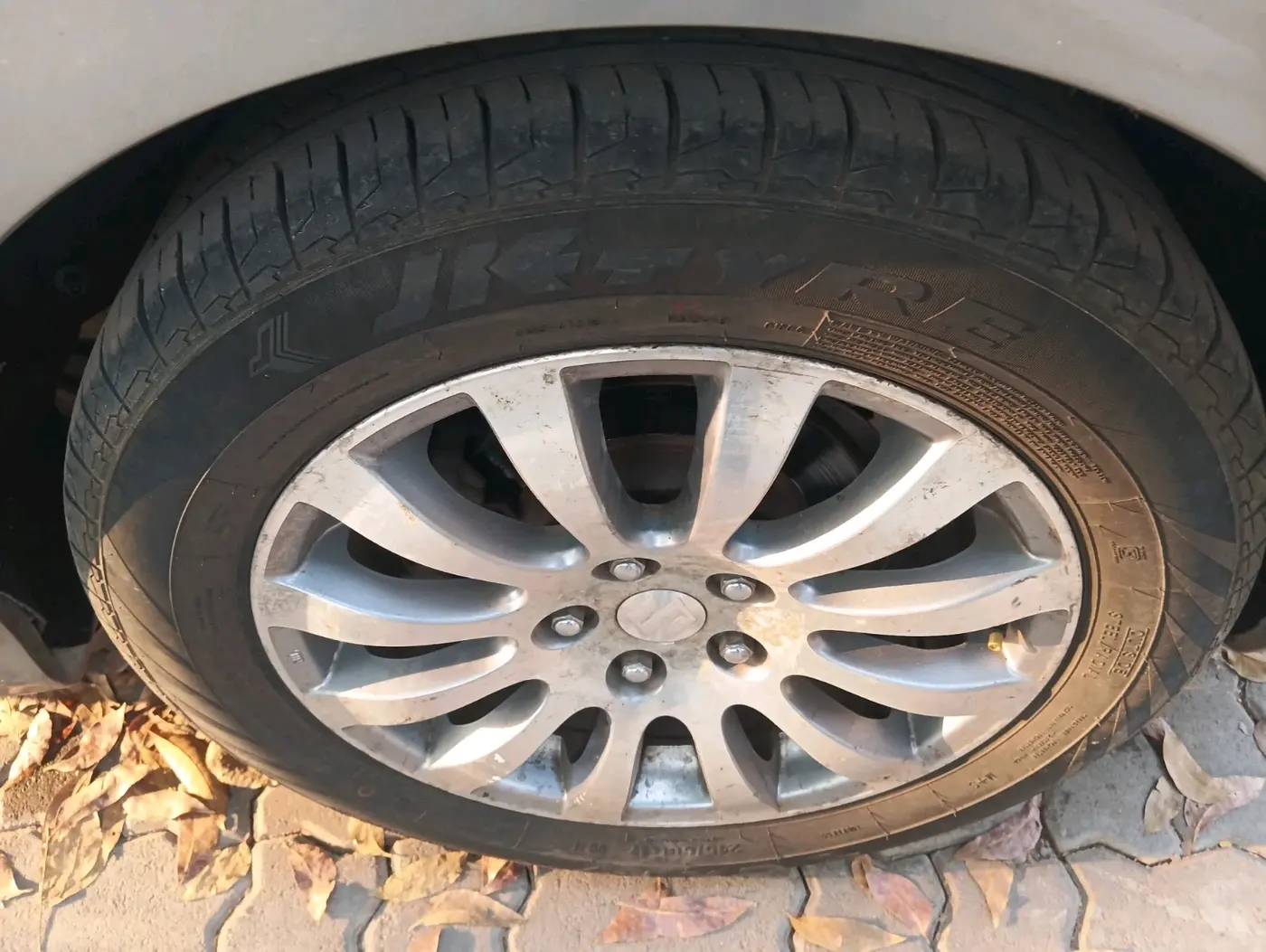 2011 Maruti Kizashi 2.4L MT, CNG, Manual, 40,649 km, tyre