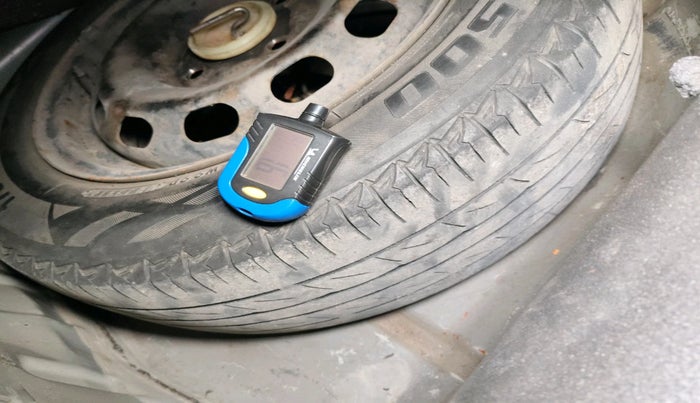 2011 Ford Figo ZXI 1.2 PETROL, Petrol, Manual, 1,13,801 km, tyre