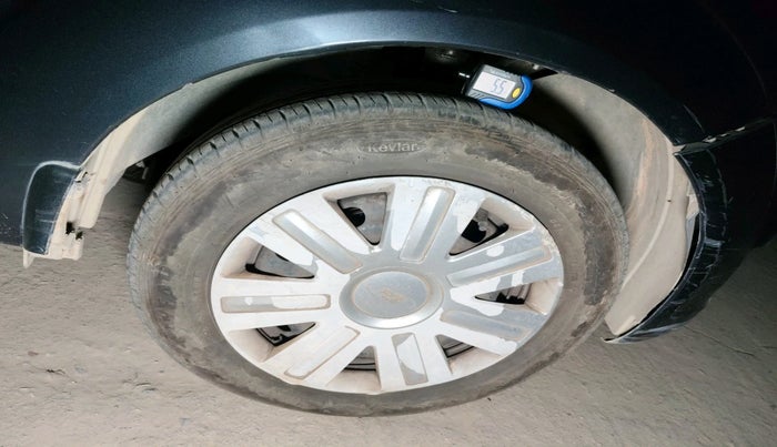 2011 Ford Figo ZXI 1.2 PETROL, Petrol, Manual, 1,13,801 km, tyre