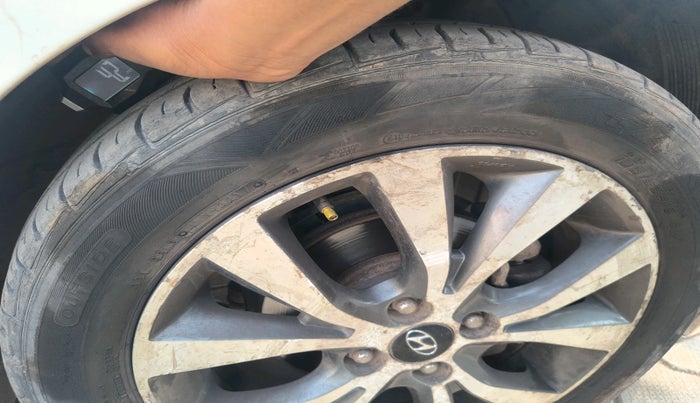 2016 Hyundai Verna 1.6 VTVT SX, Petrol, Manual, 1,14,992 km, tyre