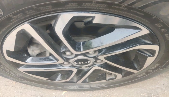 2023 KIA CARENS LUXURY PLUS 1.5 PETROL DCT 7 STR, Petrol, Automatic, 22,684 km, tyre