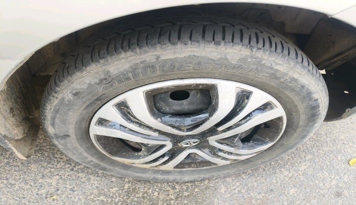 2015 Tata Bolt XM REVOTRON, Petrol, Manual, 33,521 km, tyre