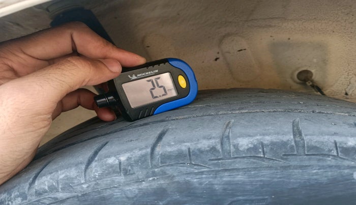 2011 Toyota Etios G, Petrol, Manual, 2,07,402 km, tyre