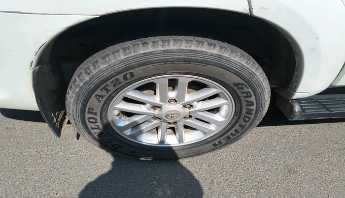 2014 Toyota Fortuner 3.0 4X2 AT, Diesel, Automatic, 2,66,086 km, tyre