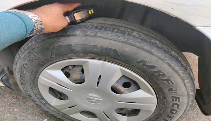 2017 Maruti Dzire VDI, Diesel, Manual, 1,08,000 km, tyre