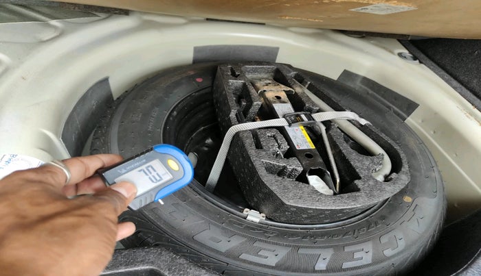 2013 Volkswagen Vento HIGHLINE DIESEL 1.6, Diesel, Manual, 81,144 km, tyre