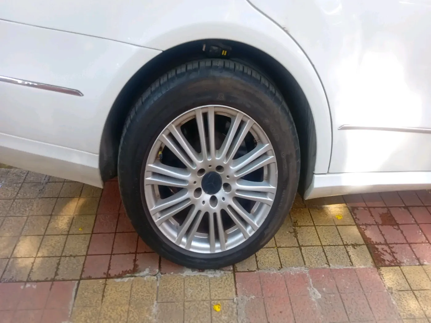 2011 Mercedes Benz E Class E 250 CDI ELEGANCE, Diesel, Automatic, 1,16,534 km, tyre