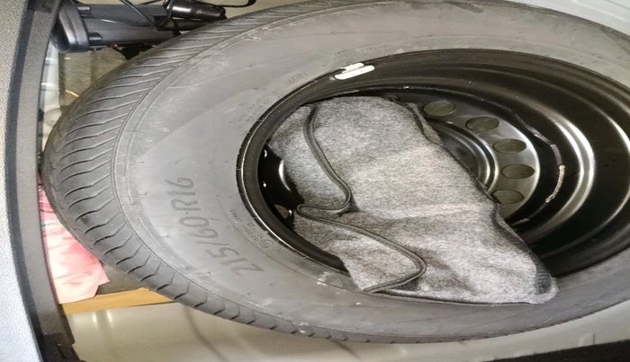 2024 MG ASTOR Sprint 1.5 MT (Ivory), Petrol, Manual, 25,621 km, tyre