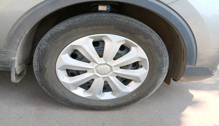 2024 MG ASTOR Sprint 1.5 MT (Ivory), Petrol, Manual, 25,621 km, tyre